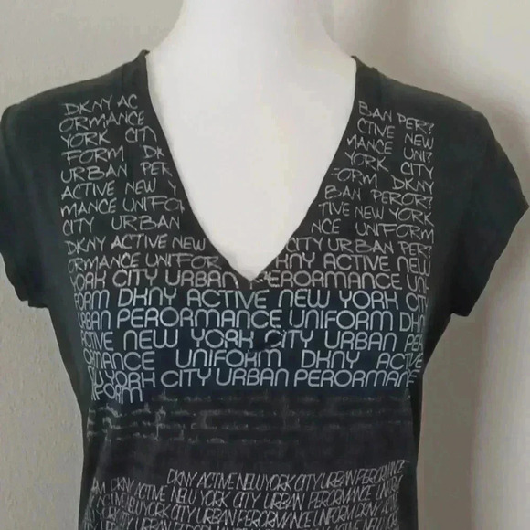 ⭐️🌹DKNY vneck tshirt - Picture 4 of 7